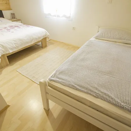 Landhuis Srcek With Two Bedrooms And Vineyard View